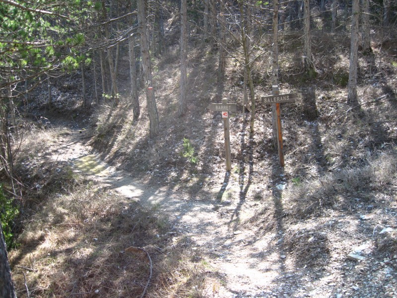 Col de la Crousette (927 m) : Prendre à droite un sentier direction SE Barret.
