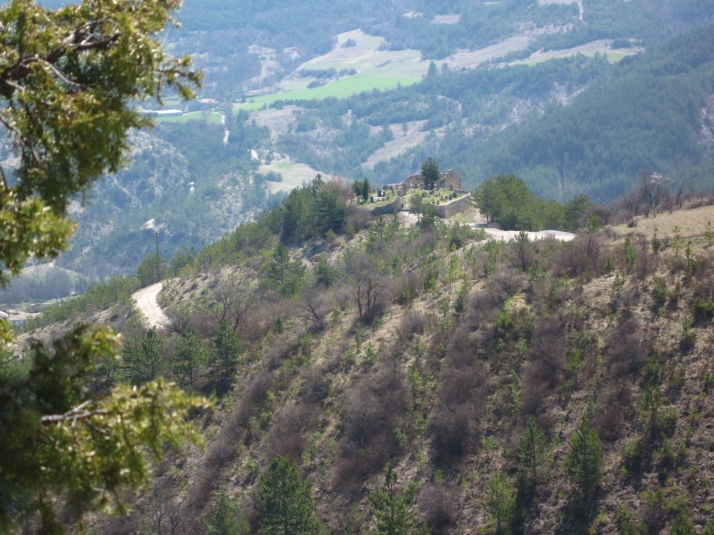 Chapelle des Pénitents : et son improbable cimetière ancrés sur une colline surplombant Barret le Bas.