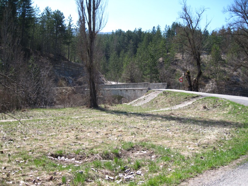 #11 La Méouge : Franchir le pont sur La Méouge (640 m) et poursuivre par la piste Sud La Méouge : Franchir le pont sur La Méouge (640 m) et poursuivre par la piste Sud