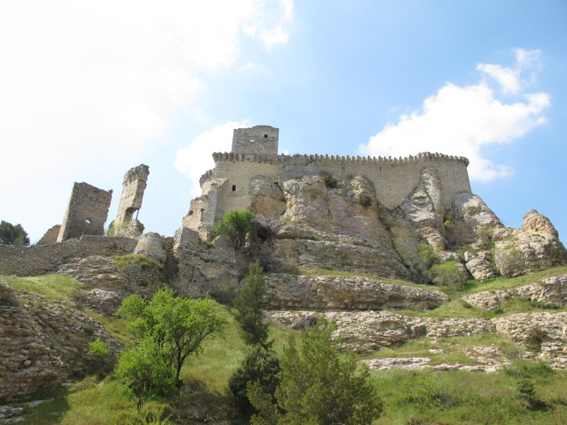 Château de Boulbon : Histoire. Et très joli sentier pour arriver là !