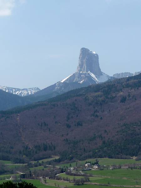 #1 Mont Aiguille : Joli contraste en les vertes prairies et le Vercors encore blanc Mont Aiguille : Joli contraste en les vertes prairies et le Vercors encore blanc