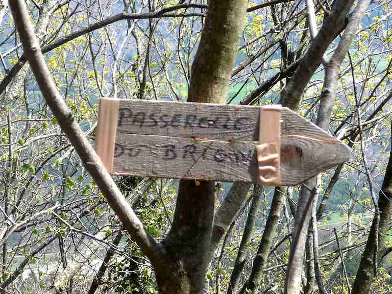#2 Panneau : Accès à la passerelle par le sentier du Pas du Berlioz Panneau : Accès à la passerelle par le sentier du Pas du Berlioz