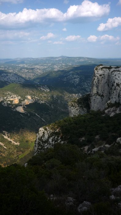 Le cirque : L'arrivée dans le cirque et sur St-Guilhem le désert vaut le déplacement.