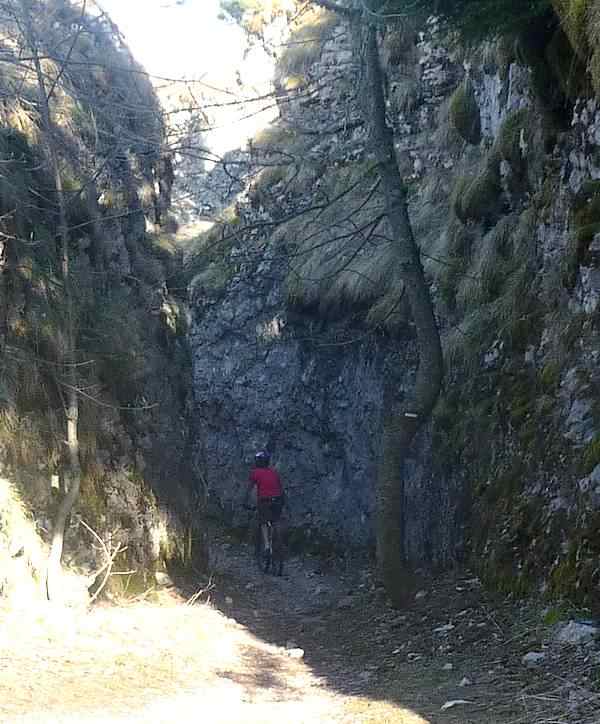 #1 Accès au tunnel : Bien taillé dans la roche Accès au tunnel : Bien taillé dans la roche