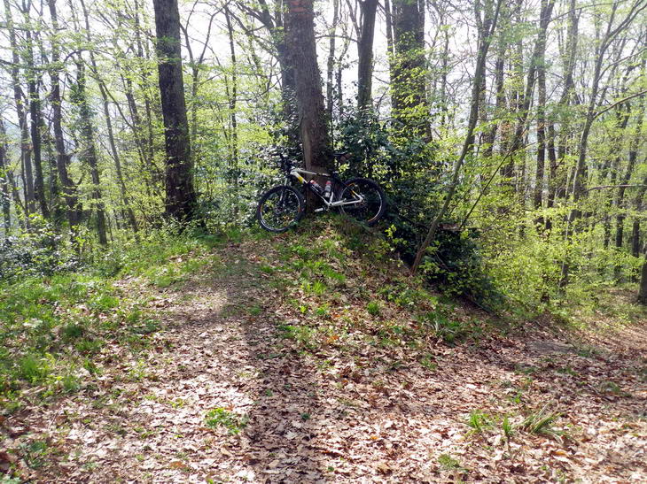 #1 Croisement : à droite l Croisement : à droite l'arrivée (raide!) depuis Venon, à gauche le départ de la DH...