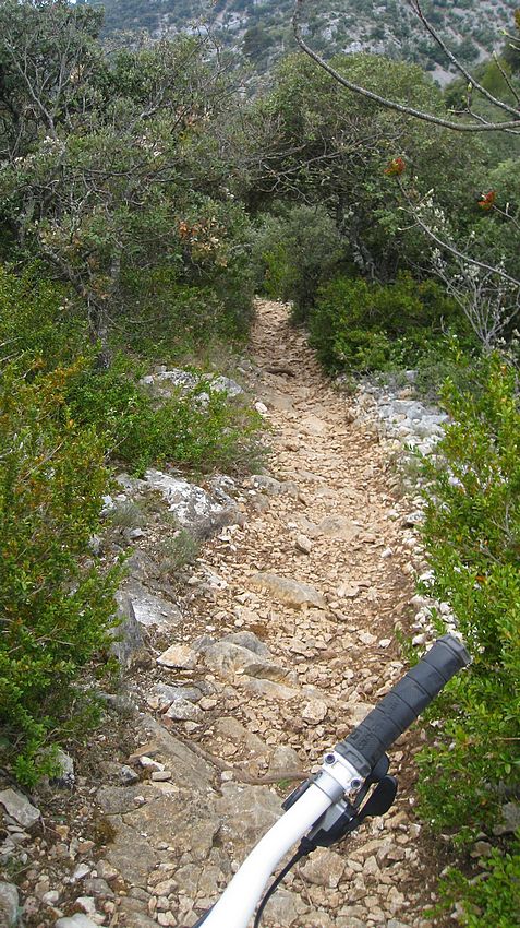 #2 Sentier cassant et technique : pour descendre de la Débroussède sur le Vallon de la Gde Combe Sentier cassant et technique : pour descendre de la Débroussède sur le Vallon de la Gde Combe