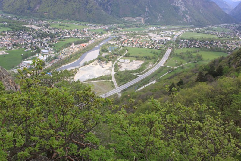 #9 A mi-descente de "la pla : on domine bien la vallée alors que l A mi-descente de "la pla : on domine bien la vallée alors que l'on commence à jouer entre les barres (sans le savoir car on s'en aperçoit jamais)