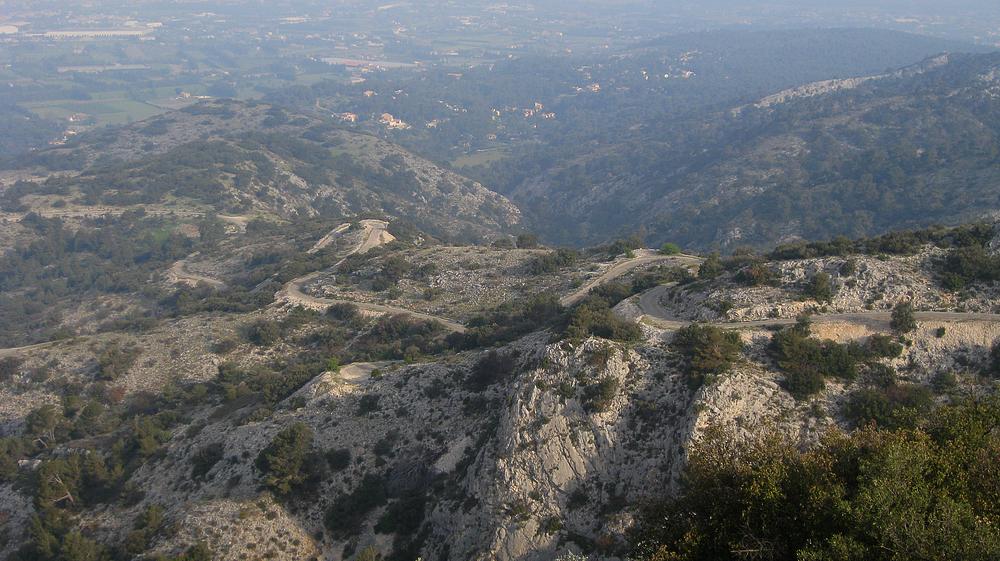 La belle route de montée : dans la brume matinale