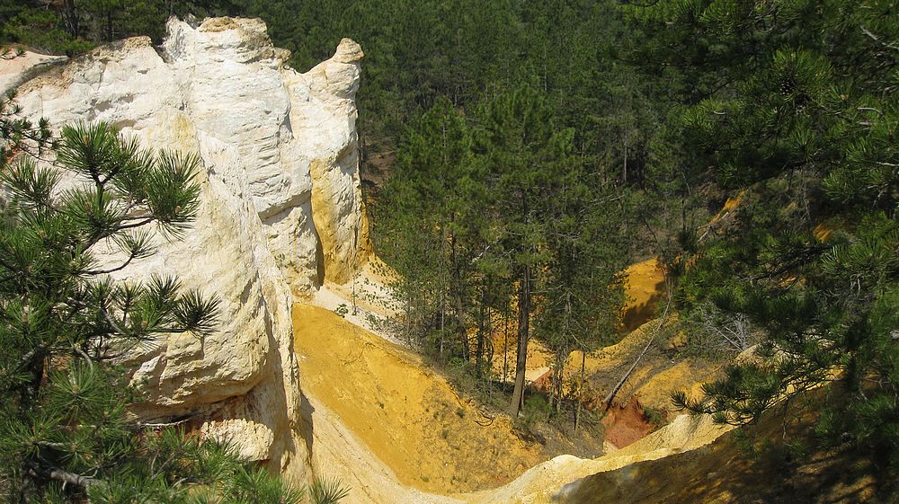 Canyon le long du sentier : descendant sur Rustrel