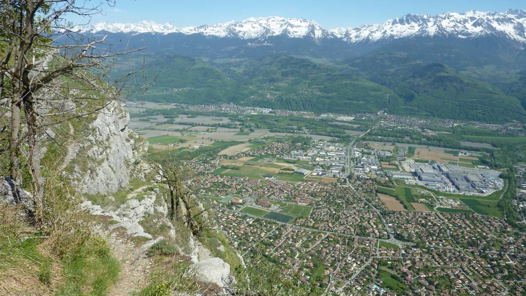 Gresivaudan : ce matin, j'étais dans ces gros batiments gris, cette apres midi, sur ce sentier bien expo quand meme...