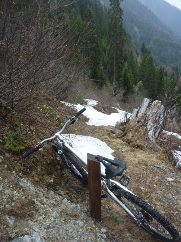 #2 Résidus de neige : forcément sur le sentier Résidus de neige : forcément sur le sentier