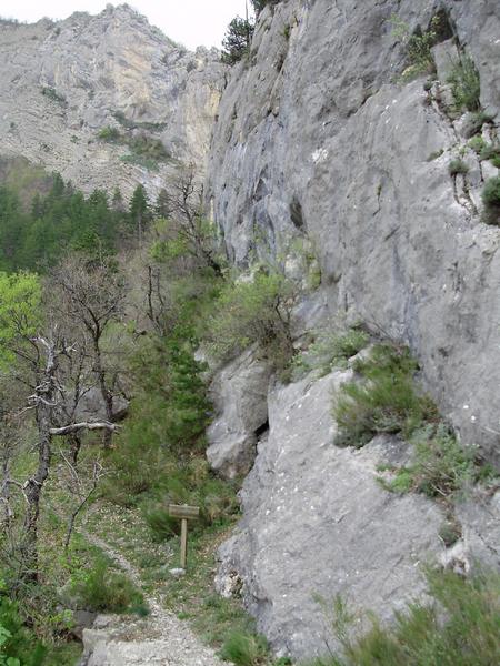 #13 Le Pas : Belle ambiance en dessous de ces falaises. Le Pas : Belle ambiance en dessous de ces falaises.