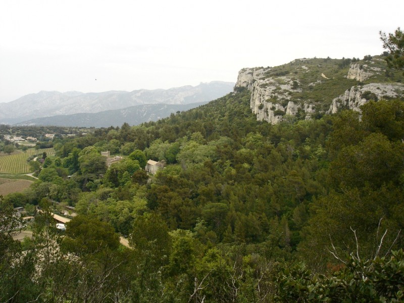 #2 Chateau : Le château de Roquefort sous la chapelle Saint André.
Au loin, les dents de Roque Fourcade. Chateau : Le château de Roquefort sous la chapelle Saint André.
Au loin, les dents de Roque Fourcade.
