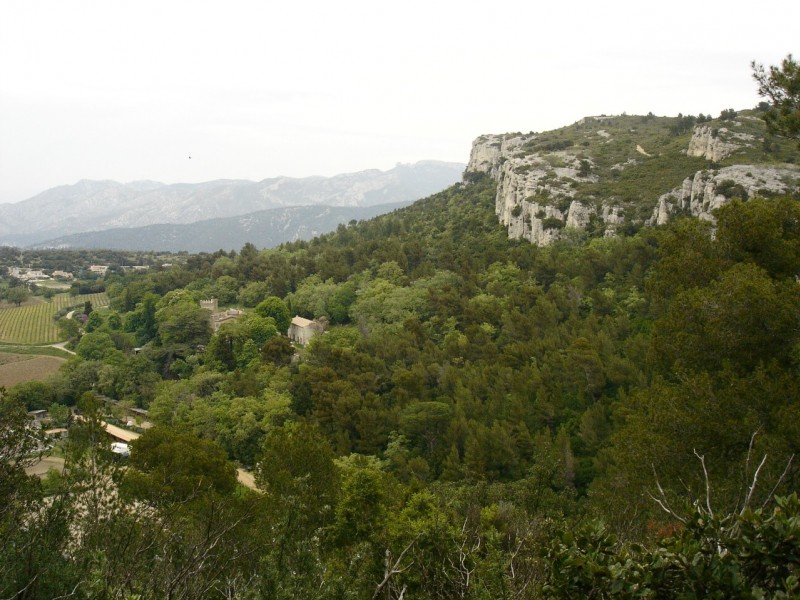 Chateau : Le château de Roquefort sous la chapelle Saint André.
Au loin, les dents de Roque Fourcade.