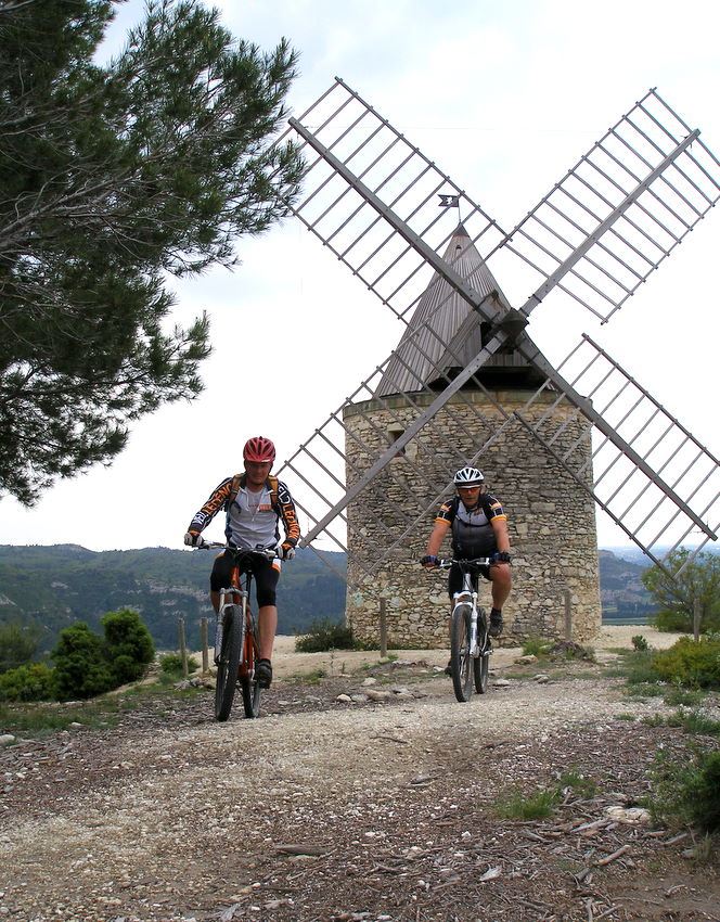 #2 Les VTT de mon moulin : mes deux compères devant le superbe moulin de Boulbon Les VTT de mon moulin : mes deux compères devant le superbe moulin de Boulbon