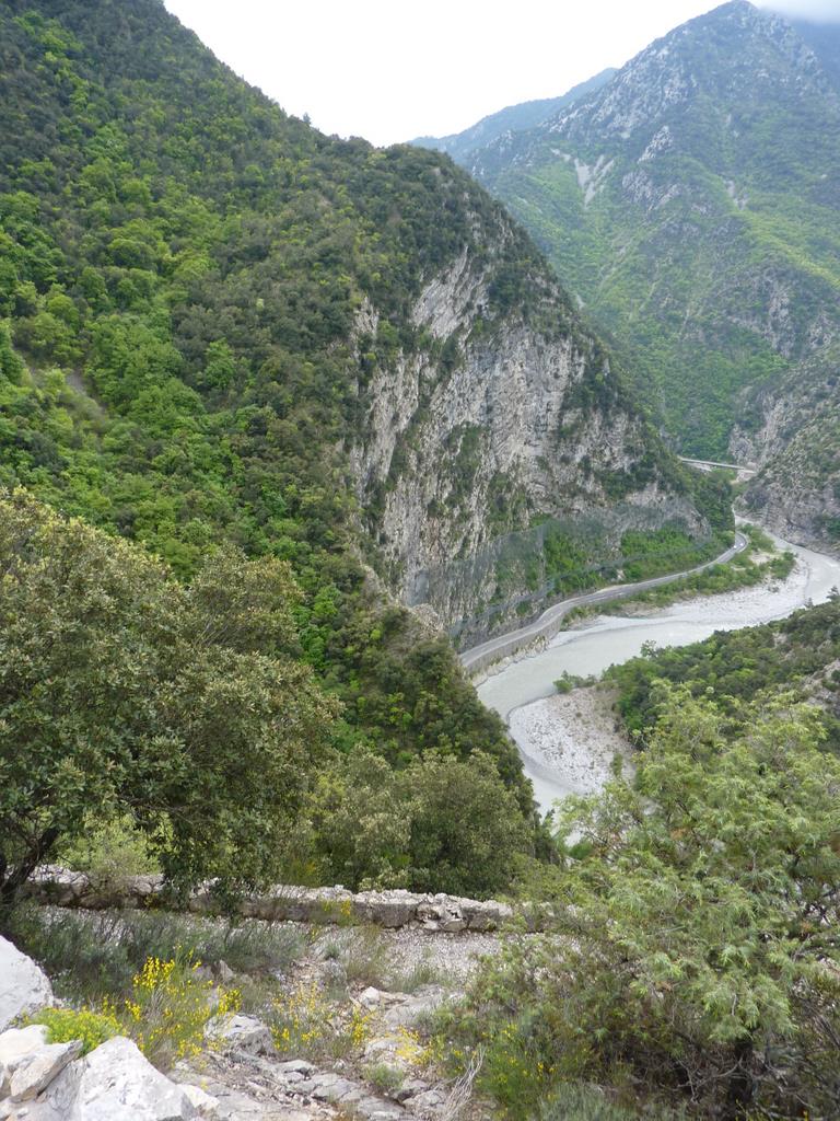 #30 Descente sur la RN 202 : Descente finale très empierrée, mais roulante car le sentier est large ! Descente sur la RN 202 : Descente finale très empierrée, mais roulante car le sentier est large !