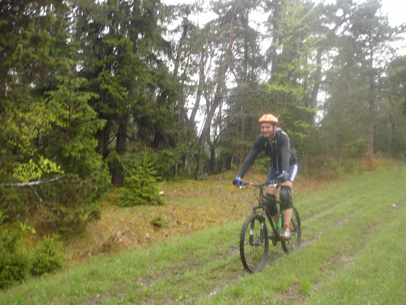 #2 descendons sous la pluie : Un style décontracté qui fait plus penser à un cyclotouriste qu descendons sous la pluie : Un style décontracté qui fait plus penser à un cyclotouriste qu'à un VTTiste !!
