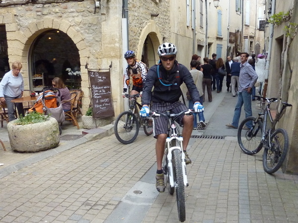 #6 Vététus touristicus : les touristes dans Lourmarin Vététus touristicus : les touristes dans Lourmarin