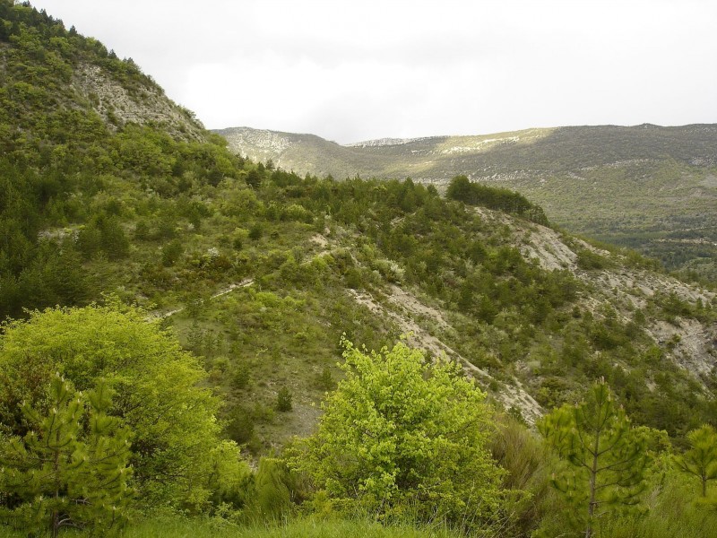 #32 Jour 2: Descente : Le col Saint-Ange au fond et le final de cette belle descente. Jour 2: Descente : Le col Saint-Ange au fond et le final de cette belle descente.