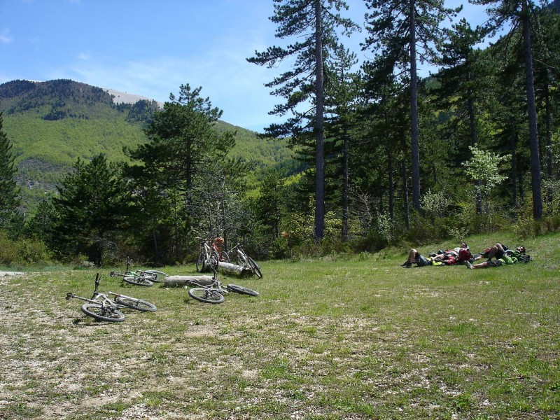 Jour 3: Sieste : Après le pique-nique, sieston pour tout le monde!
Au fond, le Sommet de l'Homme.