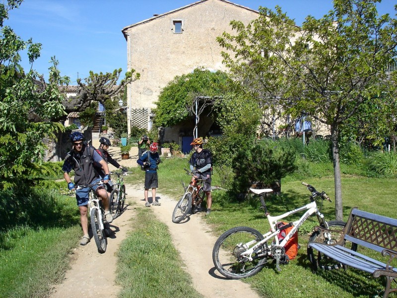 #61 Jour 4: D Jour 4: D'attaque! : Chambre d'hôtes des Vignaus à Saint-Etienne-les-Orgues.
Nous sommes tout beau, tout propre pour cette dernière étape...