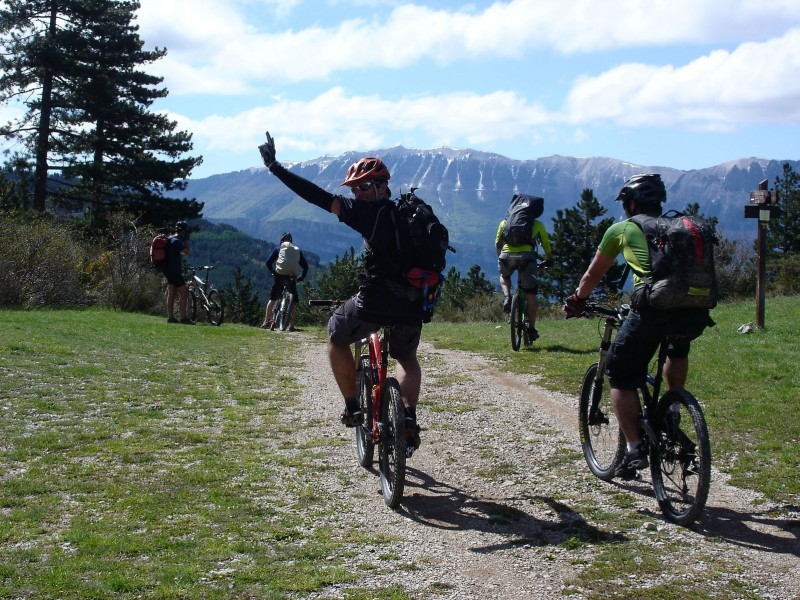 Jour 3: Objectif Lure : Toutes la troupe à "la Faïrotte" face à l'objectif du jour: la montagne de Lure...