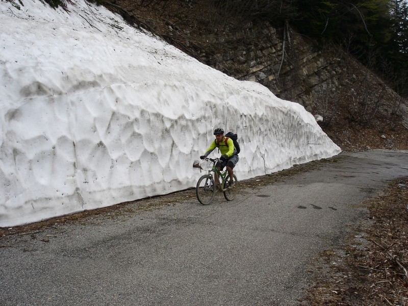 Jour 3: Neige : De vieilles coulées sur la route qui monte au Pas de la Graille