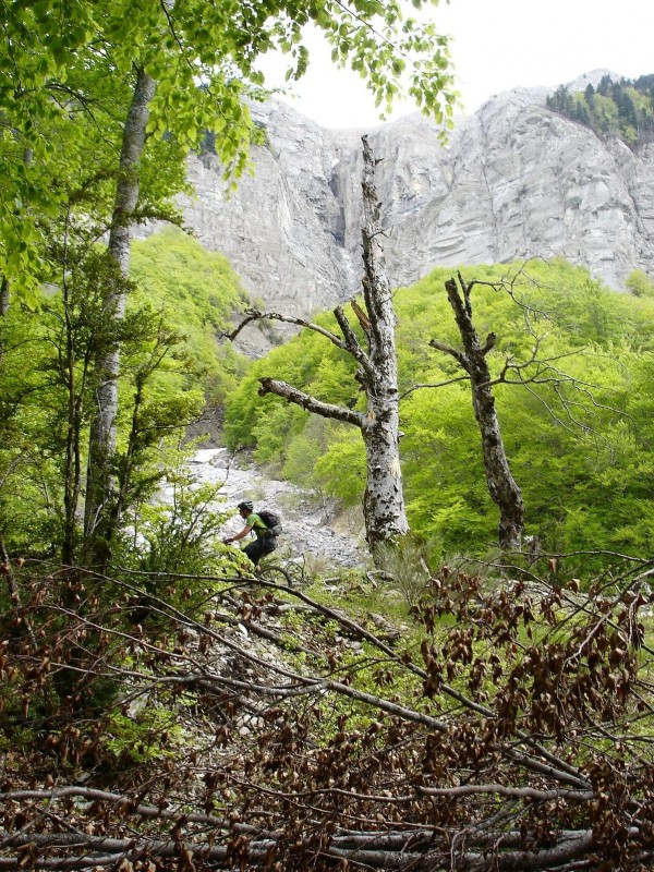 Jour 3: Raide : Niak sur le vélo malgré la pente et la fatigue!
Au fond, le dernier ravin traversé.