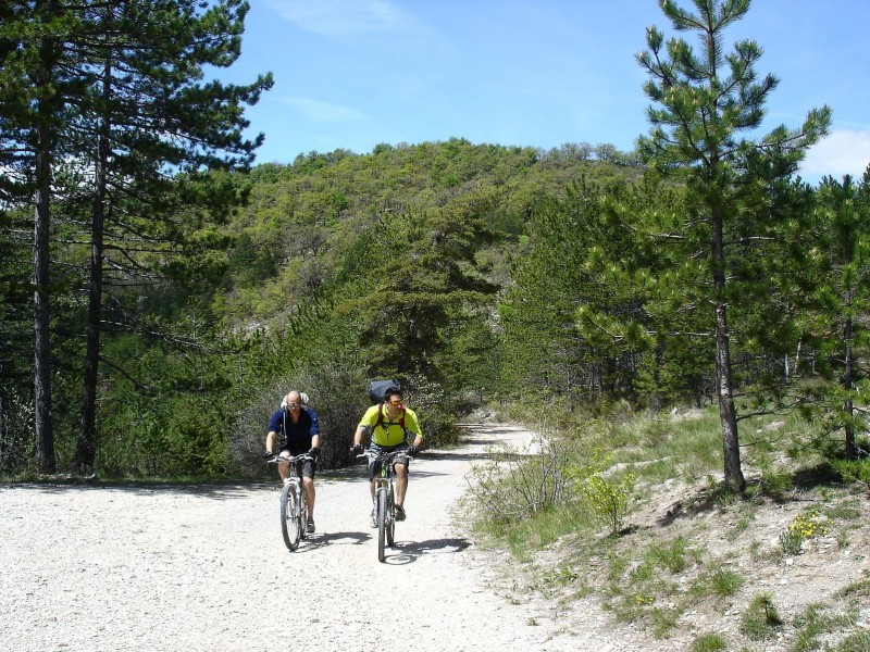 Jour 3: Tranquilles : Kurt et N sur la fin de la piste raide avant Jansiac