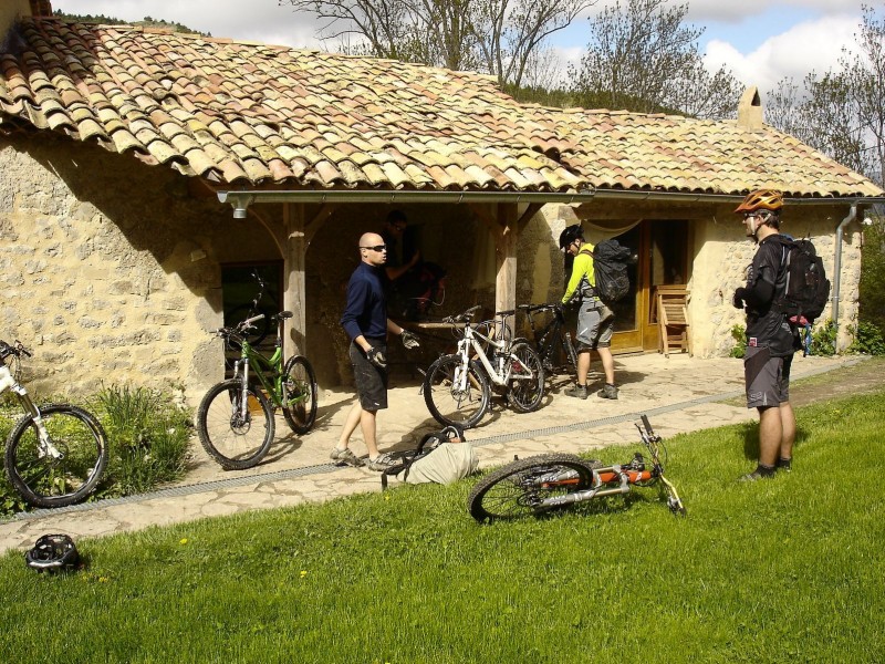 Jour 3: Préparatifs : Gîte d'étape "les Damias", bichonnage des VTT, bavardages,...
Le soleil est là!