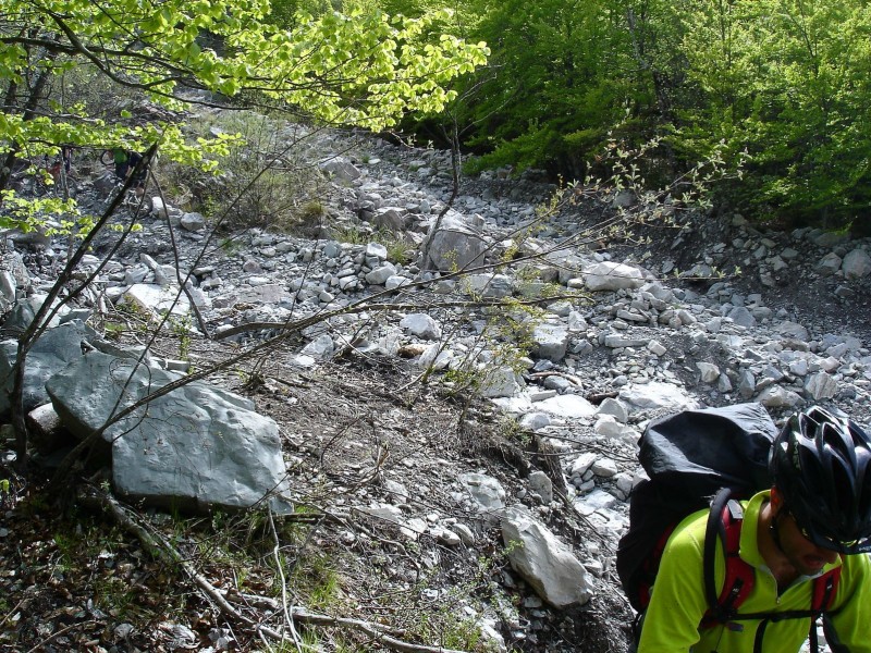 Jour 3: Ravin : Le premier ravin traversé, il nous faut retrouver le sentier sur l'autre rive!