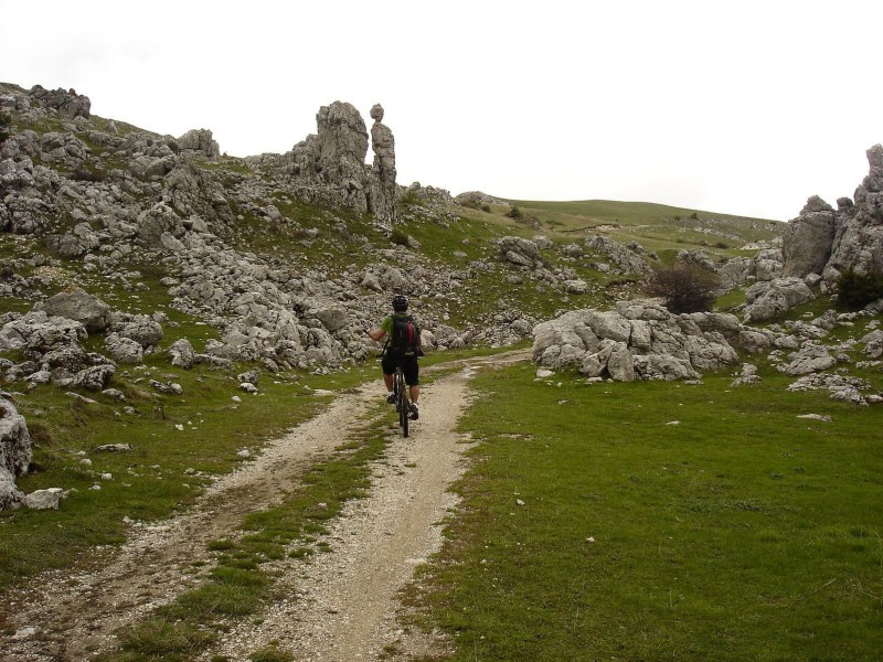 Jour 1: Crèche? : Niak devant la crèche de rochers!