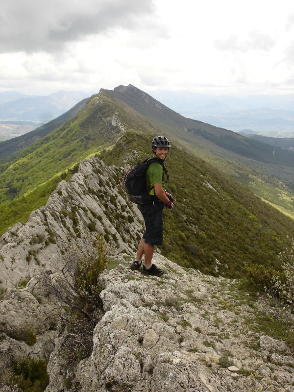 Jour 2: col de Saint-Ange : Niak admire la vue depuis le col (montagne de Chabre)