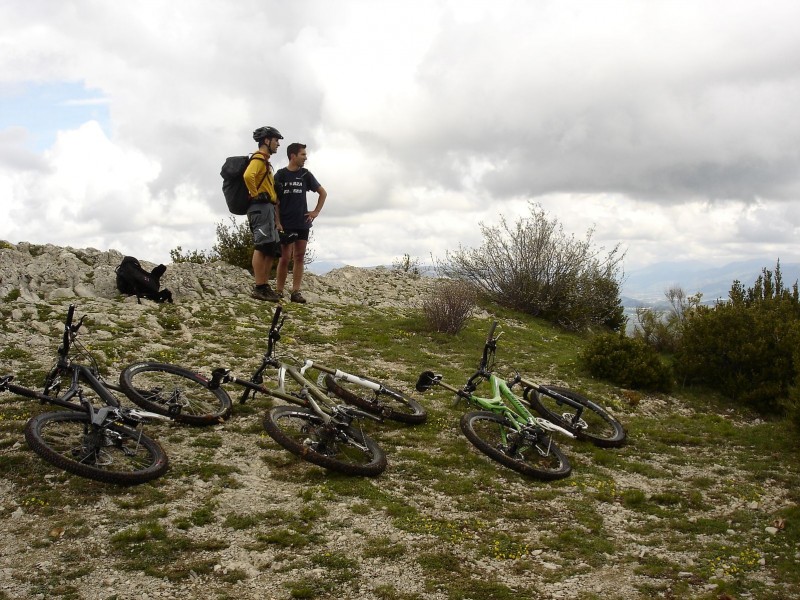 #27 Jour 2: Ordre : N et Momo au col de Saint-Ange.
Vélos bien alignés! Jour 2: Ordre : N et Momo au col de Saint-Ange.
Vélos bien alignés!