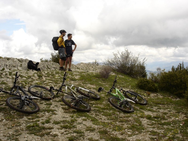 Jour 2: Ordre : N et Momo au col de Saint-Ange.
Vélos bien alignés!