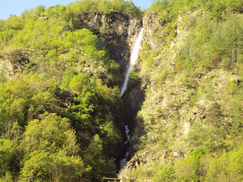 #1 cascade de louch : le chemin passe a droite de la cascade cascade de louch : le chemin passe a droite de la cascade