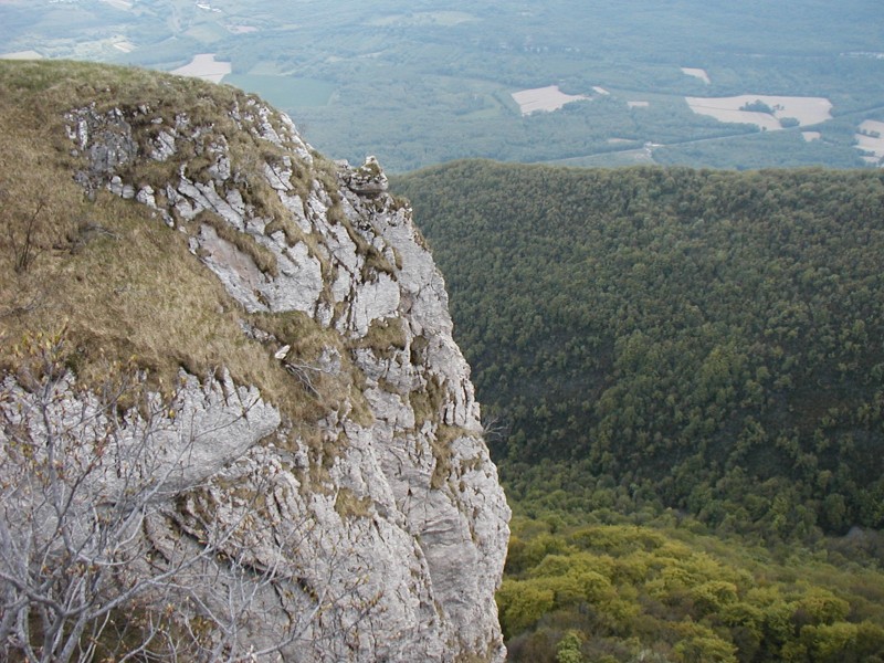 #13 La pierre à chanduraz : La vue sur la combe de Panaplose. La pierre à chanduraz : La vue sur la combe de Panaplose.