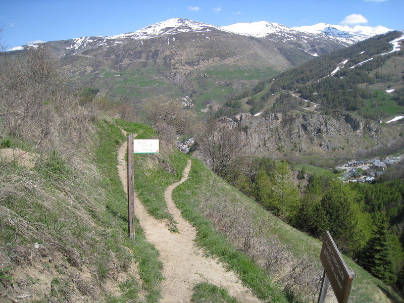 #5 Les Solèdes : à la croisée des 4 chemins: direction le pont du diable pour la fin des épingles ou bien les gorges de l Les Solèdes : à la croisée des 4 chemins: direction le pont du diable pour la fin des épingles ou bien les gorges de l'Enfer pour revenir sur Serroz via un pont bien rustique.