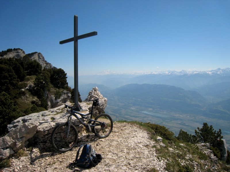 #1 Croix de l Croix de l'Aulp du Seuil : Seul avant l'arrivée de la foule de ce lundi férié, chômé, travaillé.