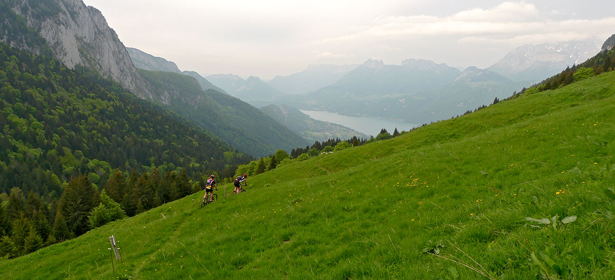 Pano 4*,  lac, dents de Lanfon : malgré le temps un peu voilé, la descente de Bornette est superbe