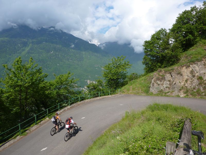 Montée aux Dérandières : Avec le fameux virage de descente bien exposé au-dessus de la route