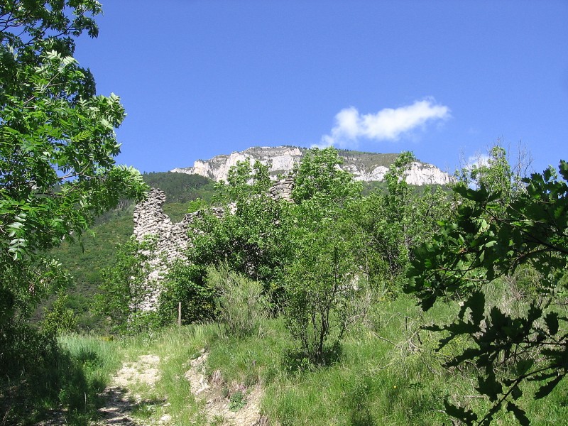#2 Ruines : Le château féodal de Treschenu. Accès dangereux, chutes de pierres! Ruines : Le château féodal de Treschenu. Accès dangereux, chutes de pierres!