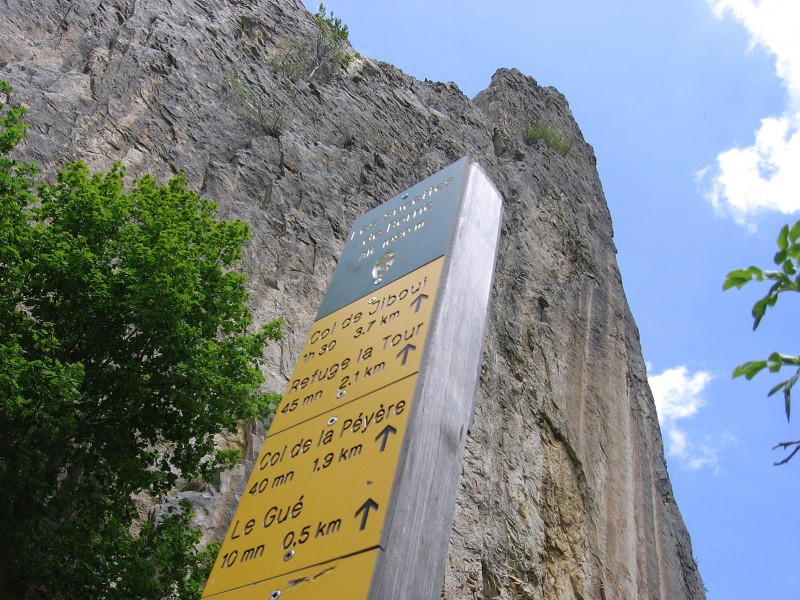 Sucettes de borne : Verticalité.
Panneautage annonçant la reprise de montée sur piste pour rejoindre la Révolte.