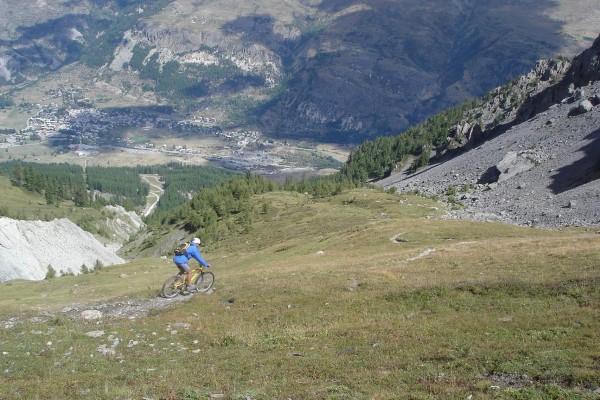 #3 Début de la descente : Dans les Alpages avant d Début de la descente : Dans les Alpages avant d'attaquer le single dans la forêt. Raide au début, y a bon...