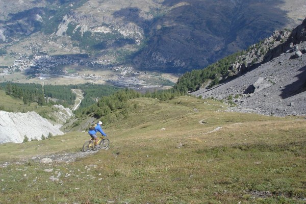 Début de la descente : Dans les Alpages avant d'attaquer le single dans la forêt. Raide au début, y a bon...