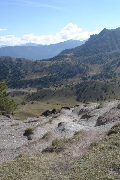 Descente dans les Alpages : En face, le Col de la Baisse.