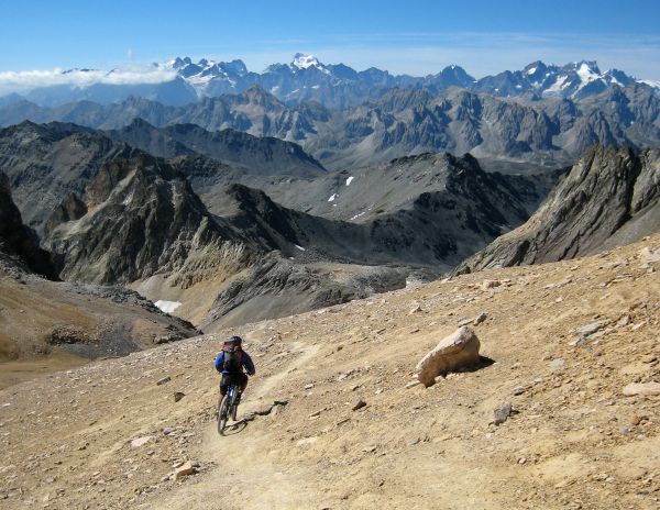 Sous la chapelle : Descente avec vue imprenable sur les Ecrins... Avec la Barre en maîtresse des lieux