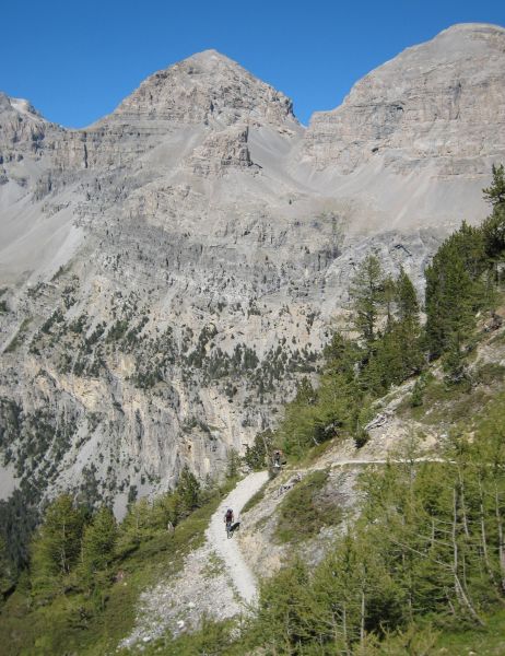 Vallée Etroite : Single plongeant directement du Col des Thures sur le refuge