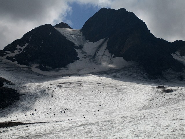 Cimes du Grand Sauvage : La glace à nue montre bien le mouvement du glacier.
Remarquez le rognon rocheux à droite, surement invisible il y a qq années :-(