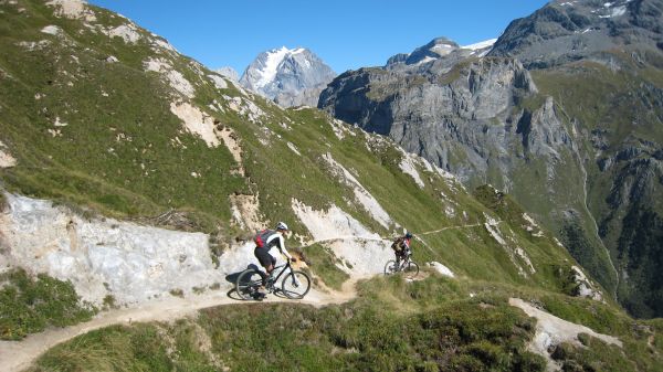 #10 Col du Grand Béchu : Traversées aériennes sur fond de Grande Casse Col du Grand Béchu : Traversées aériennes sur fond de Grande Casse